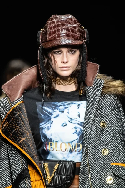 Look 16